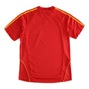 Camiseta oficial de la Selección Española Eurocopa 2008 primera equipación retro roja para hombre de Tienda Hincha Futbolero, Camiseta España retro, España Euro 2008, Ropa Selección Española vintage, Comprar camiseta España antigua, La Roja, Eurocopa 2008, Camisetas fútbol retro, Historia Selección Española, Colección España, Campeones Eurocopa.