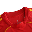 Camiseta oficial de la Selección Española Eurocopa 2008 primera equipación retro roja para hombre de Tienda Hincha Futbolero, Camiseta España retro, España Euro 2008, Ropa Selección Española vintage, Comprar camiseta España antigua, La Roja, Eurocopa 2008, Camisetas fútbol retro, Historia Selección Española, Colección España, Campeones Eurocopa.