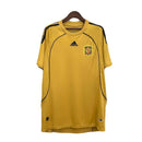 Camiseta hombre selección España temporada 2008 segunda equipación dorada detalles azul marino retro calidad 1.1 premium Fernando Torres Tienda Hincha Futbolero. España 2008, Camiseta España dorada, Ropa España retro, Camiseta España 2008 retro, Calidad 1.1 España, Fernando Torres 2008, Eurocopa 2008 Jersey, Tienda Hincha Futbolero, Spain Retro Jersey 2008 gold.