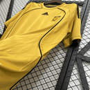 Camiseta hombre selección España temporada 2008 segunda equipación dorada detalles azul marino retro calidad 1.1 premium Fernando Torres Tienda Hincha Futbolero. España 2008, Camiseta España dorada, Ropa España retro, Camiseta España 2008 retro, Calidad 1.1 España, Fernando Torres 2008, Eurocopa 2008 Jersey, Tienda Hincha Futbolero, Spain Retro Jersey 2008 gold.