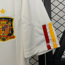 Camiseta hombre retro España segunda equipación blanca año 2011 con estrella de campeón calidad 1.1 oficial, España retro 2011, Camiseta España blanca 2011, Camiseta antigua selección española, Jersey España vintage hombre, Calidad 1.1 España, Tienda Hincha Futbolero, La Roja histórica, Bloke Core España, Regalo fútbol hombre España, Camiseta España estrella campeón.