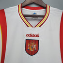 Camiseta hombre selección de España Eurocopa 1996 segunda equipación blanca detalles laterales retro calidad 1.1 premium Tienda Hincha Futbolero. España 1996, Camiseta España blanca, Ropa España retro, Camiseta España 96 visitante, Calidad 1.1 España, Euro 96 Jersey, Tienda Hincha Futbolero, Spain Retro Jersey 1996.