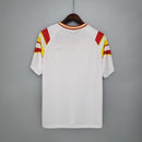 Camiseta hombre selección de España Eurocopa 1996 segunda equipación blanca detalles laterales retro calidad 1.1 premium Tienda Hincha Futbolero. España 1996, Camiseta España blanca, Ropa España retro, Camiseta España 96 visitante, Calidad 1.1 España, Euro 96 Jersey, Tienda Hincha Futbolero, Spain Retro Jersey 1996.