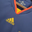 Camiseta oficial de la selección de España segunda equipación Mundial 2010 color azul marino retro para hombre de Tienda Hincha Futbolero, Camiseta España retro, España 2010, Ropa España vintage, Comprar camiseta España Mundial, La Roja, Selección Española, Camisetas fútbol retro, Retro España 2010 azul, Colección España, Campeones del mundo.
