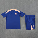 Conjunto corto hombre Selección de Francia entrenamiento temporada 2025 2026 camiseta y pantalón corto azul calidad 1.1 oficial, Francia 2025, Conjunto corto Francia, Entrenamiento Les Bleus 25/26, Camiseta azul Francia, Ropa barata selección francesa, Calidad 1.1 Francia, Moda deportiva 2026, Tienda Hincha Futbolero, Allez Les Bleus, Bloke Core Francia.