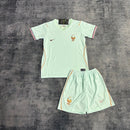 Conjunto infantil camiseta y pantalón selección Francia temporada 2026 2027 color azul claro kit para niños calidad 1.1 oficial, Francia infantil 2026, Conjunto Francia niños, Kit Francia azul claro, Camiseta Francia bebé, Ropa fútbol infantil, Calidad 1.1 Francia kids, Selección Francesa 2027, Tienda Hincha Futbolero, France Kids Away Kit.