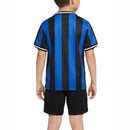Conjunto infantil retro Inter de Milán 2009 2010 primera equipación azul y negra calidad 1.1 premium época Samuel Eto'o triplete, Inter Milan infantil retro, Conjunto niño Inter 2010 azul negro, Ropa Inter de Milán niños retro, Equipación Inter junior 09/10, Calidad 1.1 infantil, Tienda Hincha Futbolero, Regalo niño Inter fútbol, Camiseta nerazzurra niño retro, Inter Kids Retro 2009.