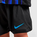 Conjunto infantil primera equipación Inter de Milán camiseta azul y negra con pantalón negro temporada 2025 2026 calidad 1.1 oficial, Inter de Milán infantil 2025, Conjunto niño Inter azul negro, Ropa Inter Milán niños, Equipación Inter junior 25/26, Calidad 1.1 infantil, Tienda Hincha Futbolero, Regalo niño Inter fútbol, Camiseta Nerazzurri niño, Inter Kids Home Kit.