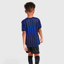 Conjunto infantil primera equipación Inter de Milán camiseta azul y negra con pantalón negro temporada 2025 2026 calidad 1.1 oficial, Inter de Milán infantil 2025, Conjunto niño Inter azul negro, Ropa Inter Milán niños, Equipación Inter junior 25/26, Calidad 1.1 infantil, Tienda Hincha Futbolero, Regalo niño Inter fútbol, Camiseta Nerazzurri niño, Inter Kids Home Kit.