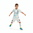Inter Milán 2026 infantil, Conjunto Inter niño, Equipación infantil Inter de Milán, Ropa oficial Inter niños, Kit fútbol infantil barato, Regalo fútbol niño Inter, Camiseta blanca Inter infantil, Jersey Inter 25/26 kids, Nerazzurri lifestyle kit, Comprar conjunto barato, Tienda Hincha Futbolero.