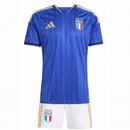 Conjunto infantil selección Italia 2026 2027 primera equipación azul y pantalón blanco calidad 1.1 premium edición Copa del Mundo oficial, Italia infantil 2026, Conjunto niño Italia azul, Ropa selección Italia niños 2026, Equipación Italia junior 26/27, Calidad 1.1 infantil, Tienda Hincha Futbolero, Regalo niño fútbol Italia, Camiseta azul Italia niño, Italy Kids 2026 Home.