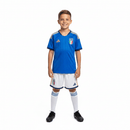 Conjunto infantil selección Italia 2026 2027 primera equipación azul y pantalón blanco calidad 1.1 premium edición Copa del Mundo oficial, Italia infantil 2026, Conjunto niño Italia azul, Ropa selección Italia niños 2026, Equipación Italia junior 26/27, Calidad 1.1 infantil, Tienda Hincha Futbolero, Regalo niño fútbol Italia, Camiseta azul Italia niño, Italy Kids 2026 Home.