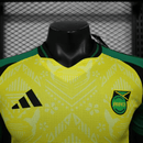 Camiseta hombre Selección Jamaica temporada 2025 2026 primera equipación amarilla versión jugador auténtica tejido técnico calidad 1.1 oficial, Jamaica 2025, Camiseta Jamaica jugador, Jamaica Authentic 25/26, Camiseta amarilla Jamaica, Camiseta barata Jamaica, Calidad 1.1 Jamaica, Copa Oro 2026, Tienda Hincha Futbolero, Reggae Boyz, Bloke Core Jamaica.