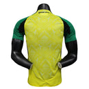 Camiseta hombre Selección Jamaica temporada 2025 2026 primera equipación amarilla versión jugador auténtica tejido técnico calidad 1.1 oficial, Jamaica 2025, Camiseta Jamaica jugador, Jamaica Authentic 25/26, Camiseta amarilla Jamaica, Camiseta barata Jamaica, Calidad 1.1 Jamaica, Copa Oro 2026, Tienda Hincha Futbolero, Reggae Boyz, Bloke Core Jamaica.