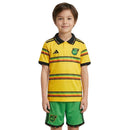 Jamaica 2027 infantil, Conjunto niño Jamaica, Camiseta amarilla Jamaica niño, Short verde Jamaica infantil, Ropa oficial Jamaica kids, Kit fútbol niño 26/27, Regalo fútbol infantil Jamaica, Equipación Reggae Boyz niño, Comprar conjunto barato, Tienda Hincha Futbolero.
