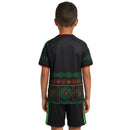 Jamaica 2027 infantil, Conjunto niño Jamaica, Camiseta negra Jamaica niño, Short negro Jamaica infantil, Ropa oficial Jamaica kids, Kit fútbol niño 26/27, Regalo fútbol infantil Jamaica, Equipación visitante niño, Comprar conjunto barato, Tienda Hincha Futbolero.