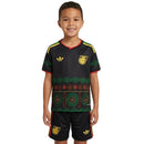 Jamaica 2027 infantil, Conjunto niño Jamaica, Camiseta negra Jamaica niño, Short negro Jamaica infantil, Ropa oficial Jamaica kids, Kit fútbol niño 26/27, Regalo fútbol infantil Jamaica, Equipación visitante niño, Comprar conjunto barato, Tienda Hincha Futbolero.