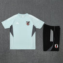 Conjunto hombre entrenamiento Selección Japón camiseta gris y pantalón corto negro temporada 2025 2026 calidad 1.1 oficial, Japón entrenamiento 2025, Conjunto gris y negro Japón, Ropa entrenamiento Japón, Camiseta entrenamiento Japón hombre, Calidad 1.1 Samurai Blue, Tienda Hincha Futbolero, Copa del Mundo 2026 training, Bloke Core deportivo, Regalo hombre Japón, Kit entrenamiento gris 25/26.