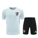 Conjunto hombre entrenamiento Selección Japón camiseta gris y pantalón corto negro temporada 2025 2026 calidad 1.1 oficial, Japón entrenamiento 2025, Conjunto gris y negro Japón, Ropa entrenamiento Japón, Camiseta entrenamiento Japón hombre, Calidad 1.1 Samurai Blue, Tienda Hincha Futbolero, Copa del Mundo 2026 training, Bloke Core deportivo, Regalo hombre Japón, Kit entrenamiento gris 25/26.