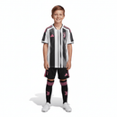 Conjunto infantil primera equipación Juventus camiseta blanca y negra con pantalón negro temporada 2025 2026 calidad 1.1 oficial, Juventus infantil 2025, Conjunto niño Juventus blanco negro, Ropa Juventus niños entrenamiento, Equipación Juve junior 25/26, Calidad 1.1 infantil, Tienda Hincha Futbolero, Regalo niño Juve fútbol, Camiseta Bianconera niño, Juventus Kids Home Kit.