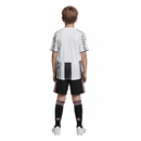 Conjunto infantil primera equipación Juventus camiseta blanca y negra con pantalón negro temporada 2025 2026 calidad 1.1 oficial, Juventus infantil 2025, Conjunto niño Juventus blanco negro, Ropa Juventus niños entrenamiento, Equipación Juve junior 25/26, Calidad 1.1 infantil, Tienda Hincha Futbolero, Regalo niño Juve fútbol, Camiseta Bianconera niño, Juventus Kids Home Kit.