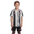 Conjunto infantil primera equipación Juventus camiseta blanca y negra con pantalón negro temporada 2025 2026 calidad 1.1 oficial, Juventus infantil 2025, Conjunto niño Juventus blanco negro, Ropa Juventus niños entrenamiento, Equipación Juve junior 25/26, Calidad 1.1 infantil, Tienda Hincha Futbolero, Regalo niño Juve fútbol, Camiseta Bianconera niño, Juventus Kids Home Kit.