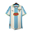 Camiseta hombre SS Lazio temporada 1999 2000 segunda equipación blanca franja celeste retro calidad 1.1 premium Centenario Tienda Hincha Futbolero. Lazio 1999, Lazio 2000, Camiseta Lazio retro, Ropa Lazio clásica, Camiseta Lazio visitante, Calidad 1.1 Lazio, Marcelo Salas Lazio, Tienda Hincha Futbolero, Lazio Retro Jersey 99/00.