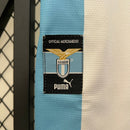 Camiseta hombre SS Lazio temporada 1999 2000 segunda equipación blanca franja celeste retro calidad 1.1 premium Centenario Tienda Hincha Futbolero. Lazio 1999, Lazio 2000, Camiseta Lazio retro, Ropa Lazio clásica, Camiseta Lazio visitante, Calidad 1.1 Lazio, Marcelo Salas Lazio, Tienda Hincha Futbolero, Lazio Retro Jersey 99/00.