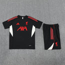 Liverpool 2026, Conjunto entrenamiento Liverpool negro, Ropa oficial Liverpool, Conjunto Reds 25/26, Kit de fútbol hombre negro, Regalo fútbol hombre Liverpool, Ropa entrenamiento Premier League, Pantalón Liverpool negro, Comprar conjunto entrenamiento barato, Tienda Hincha Futbolero.