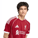 Camiseta hombre Liverpool FC temporada 2025 2026 primera equipación roja clásica escudo bordado calidad 1.1 oficial, Liverpool 2025, Camiseta Liverpool roja, Liverpool I 2026, Camiseta local Liverpool, Camiseta barata Liverpool, Calidad 1.1 Liverpool, Premier League 2026, Tienda Hincha Futbolero, Reds, Anfield Style.