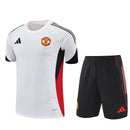 Conjunto de entrenamiento oficial del Manchester United temporada 2025 2026 camiseta blanca y pantalón negro para hombre de Tienda Hincha Futbolero, Conjunto entrenamiento Manchester United, Man Utd 2025/26, Ropa entrenamiento United, Kit blanco Manchester United, Comprar conjunto Man Utd hombre, Calidad premium United, Old Trafford moda, Manchester United 2026 blanco negro, Entrenamiento fútbol pro.