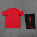 Conjunto de entrenamiento oficial del Manchester United temporada 2025 2026 camiseta roja y pantalón negro para hombre de Tienda Hincha Futbolero, Conjunto entrenamiento Manchester United, Man Utd 2025/26, Ropa entrenamiento United, Kit técnico Manchester United, Comprar conjunto Man Utd hombre, Calidad premium United, Old Trafford moda, Manchester United 2026 rojo negro, Entrenamiento fútbol profesional.
