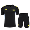Conjunto hombre Manchester United entrenamiento temporada 2025 2026 camiseta y pantalón corto color negro calidad 1.1 ofiical, Manchester United 2025, Conjunto entrenamiento United, Manchester United 25/26 negro, Camiseta entrenamiento United negra, Ropa barata Manchester United, Calidad 1.1 United, Moda Manchester 2026, Tienda Hincha Futbolero, Red Devils, Bloke Core United.