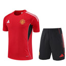 Conjunto de entrenamiento oficial del Manchester United temporada 2025 2026 camiseta roja y pantalón negro para hombre de Tienda Hincha Futbolero, Conjunto entrenamiento Manchester United, Man Utd 2025/26, Ropa entrenamiento United, Kit técnico Manchester United, Comprar conjunto Man Utd hombre, Calidad premium United, Old Trafford moda, Manchester United 2026 rojo negro, Entrenamiento fútbol profesional.