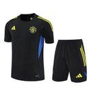 Conjunto hombre Manchester United entrenamiento temporada 2025 2026 camiseta y pantalón corto color negro calidad 1.1 ofiical, Manchester United 2025, Conjunto entrenamiento United, Manchester United 25/26 negro, Camiseta entrenamiento United negra, Ropa barata Manchester United, Calidad 1.1 United, Moda Manchester 2026, Tienda Hincha Futbolero, Red Devils, Bloke Core United.