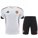 Conjunto de entrenamiento oficial del Manchester United temporada 2025 2026 camiseta blanca y pantalón negro para hombre de Tienda Hincha Futbolero, Conjunto entrenamiento Manchester United, Man Utd 2025/26, Ropa entrenamiento United, Kit blanco Manchester United, Comprar conjunto Man Utd hombre, Calidad premium United, Old Trafford moda, Manchester United 2026 blanco negro, Entrenamiento fútbol pro.
