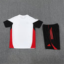 Conjunto de entrenamiento oficial del Manchester United temporada 2025 2026 camiseta blanca y pantalón negro para hombre de Tienda Hincha Futbolero, Conjunto entrenamiento Manchester United, Man Utd 2025/26, Ropa entrenamiento United, Kit blanco Manchester United, Comprar conjunto Man Utd hombre, Calidad premium United, Old Trafford moda, Manchester United 2026 blanco negro, Entrenamiento fútbol pro.