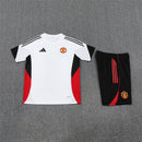 Conjunto de entrenamiento oficial del Manchester United temporada 2025 2026 camiseta blanca y pantalón negro para hombre de Tienda Hincha Futbolero, Conjunto entrenamiento Manchester United, Man Utd 2025/26, Ropa entrenamiento United, Kit blanco Manchester United, Comprar conjunto Man Utd hombre, Calidad premium United, Old Trafford moda, Manchester United 2026 blanco negro, Entrenamiento fútbol pro.