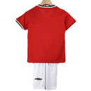 Conjunto infantil retro Manchester United 2000 2001 primera equipación roja Vodafone y pantalón blanco calidad 1.1 oficial, Manchester United infantil retro, Conjunto niño United 2000 rojo, Ropa Manchester United niños retro, Equipación United junior 00/01, Calidad 1.1 infantil, Tienda Hincha Futbolero, Regalo niño Manchester United fútbol, Camiseta roja United niño retro, United Kids Retro 2000 Beckham.