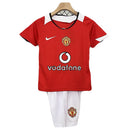 Conjunto infantil retro Manchester United 2005 2006 primera equipación roja con escudo central y pantalón blanco calidad 1.1 premium época Cristiano Ronaldo oficial, Manchester United infantil retro, Conjunto niño United 2005 rojo, Ropa Manchester United niños retro, Equipación United junior 05/06, Calidad 1.1 infantil, Tienda Hincha Futbolero, Regalo niño Manchester United fútbol, Camiseta roja United niño retro, United Kids Retro 2005 Vodafone.