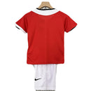 Conjunto infantil retro Manchester United 2005 2006 primera equipación roja con escudo central y pantalón blanco calidad 1.1 premium época Cristiano Ronaldo oficial, Manchester United infantil retro, Conjunto niño United 2005 rojo, Ropa Manchester United niños retro, Equipación United junior 05/06, Calidad 1.1 infantil, Tienda Hincha Futbolero, Regalo niño Manchester United fútbol, Camiseta roja United niño retro, United Kids Retro 2005 Vodafone.