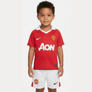 Conjunto infantil retro Manchester United 2010 2011 primera equipación roja y pantalón blanco calidad 1.1 premium época Wayne Rooney Chicharito Hernández, Manchester United infantil retro, Conjunto niño United 2010 rojo, Ropa Manchester United niños retro, Equipación United junior 10/11, Calidad 1.1 infantil, Tienda Hincha Futbolero, Regalo niño Manchester United fútbol, Camiseta roja United niño retro, United Kids Retro 2010 Chicharito.