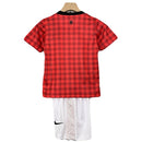 Conjunto infantil retro Manchester United 2012 2013 primera equipación roja patrón Gingham y pantalón blanco calidad 1.1 oficial época Sir Alex Ferguson, Manchester United infantil retro, Conjunto niño United 2012 rojo, Ropa Manchester United niños retro, Equipación United junior 12/13, Calidad 1.1 infantil, Tienda Hincha Futbolero, Regalo niño Manchester United fútbol, Camiseta roja United niño retro, United Kids Retro 2012 Van Persie.