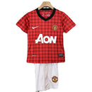 Conjunto infantil retro Manchester United 2012 2013 primera equipación roja patrón Gingham y pantalón blanco calidad 1.1 oficial época Sir Alex Ferguson, Manchester United infantil retro, Conjunto niño United 2012 rojo, Ropa Manchester United niños retro, Equipación United junior 12/13, Calidad 1.1 infantil, Tienda Hincha Futbolero, Regalo niño Manchester United fútbol, Camiseta roja United niño retro, United Kids Retro 2012 Van Persie.