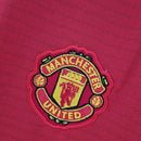 Camiseta hombre Manchester United temporada 2018 2019 primera equipación roja degradado negro retro calidad 1.1 premium Tienda Hincha Futbolero. Manchester United 2018, Camiseta Man Utd retro, Ropa Manchester United, Camiseta United 18/19 roja, Calidad 1.1 United, Premier League Retro, Tienda Hincha Futbolero, Man Utd Retro Jersey 2018.