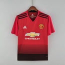 Camiseta hombre Manchester United temporada 2018 2019 primera equipación roja degradado negro retro calidad 1.1 premium Tienda Hincha Futbolero. Manchester United 2018, Camiseta Man Utd retro, Ropa Manchester United, Camiseta United 18/19 roja, Calidad 1.1 United, Premier League Retro, Tienda Hincha Futbolero, Man Utd Retro Jersey 2018.