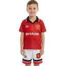 Conjunto infantil retro Manchester United 1994 1996 primera equipación roja con cuello azul y pantalón blanco calidad 1.1 premium época Eric Cantona oficial, Manchester United infantil retro, Conjunto niño United 1994 rojo, Ropa Manchester United niños retro, Equipación United junior 94/96, Calidad 1.1 infantil, Tienda Hincha Futbolero, Regalo niño Manchester United fútbol, Camiseta roja United niño retro, United Kids Retro 1995 Cantona.