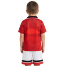 Conjunto infantil retro Manchester United 1994 1996 primera equipación roja con cuello azul y pantalón blanco calidad 1.1 premium época Eric Cantona oficial, Manchester United infantil retro, Conjunto niño United 1994 rojo, Ropa Manchester United niños retro, Equipación United junior 94/96, Calidad 1.1 infantil, Tienda Hincha Futbolero, Regalo niño Manchester United fútbol, Camiseta roja United niño retro, United Kids Retro 1995 Cantona.