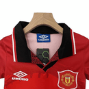 Conjunto infantil retro Manchester United 1994 1996 primera equipación roja con cuello azul y pantalón blanco calidad 1.1 premium época Eric Cantona oficial, Manchester United infantil retro, Conjunto niño United 1994 rojo, Ropa Manchester United niños retro, Equipación United junior 94/96, Calidad 1.1 infantil, Tienda Hincha Futbolero, Regalo niño Manchester United fútbol, Camiseta roja United niño retro, United Kids Retro 1995 Cantona.