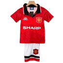 Conjunto infantil retro Manchester United 1994 1996 primera equipación roja con cuello azul y pantalón blanco calidad 1.1 premium época Eric Cantona oficial, Manchester United infantil retro, Conjunto niño United 1994 rojo, Ropa Manchester United niños retro, Equipación United junior 94/96, Calidad 1.1 infantil, Tienda Hincha Futbolero, Regalo niño Manchester United fútbol, Camiseta roja United niño retro, United Kids Retro 1995 Cantona.